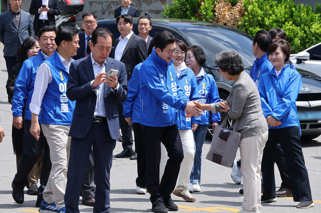 시민들과 인사하는 정원오 후보