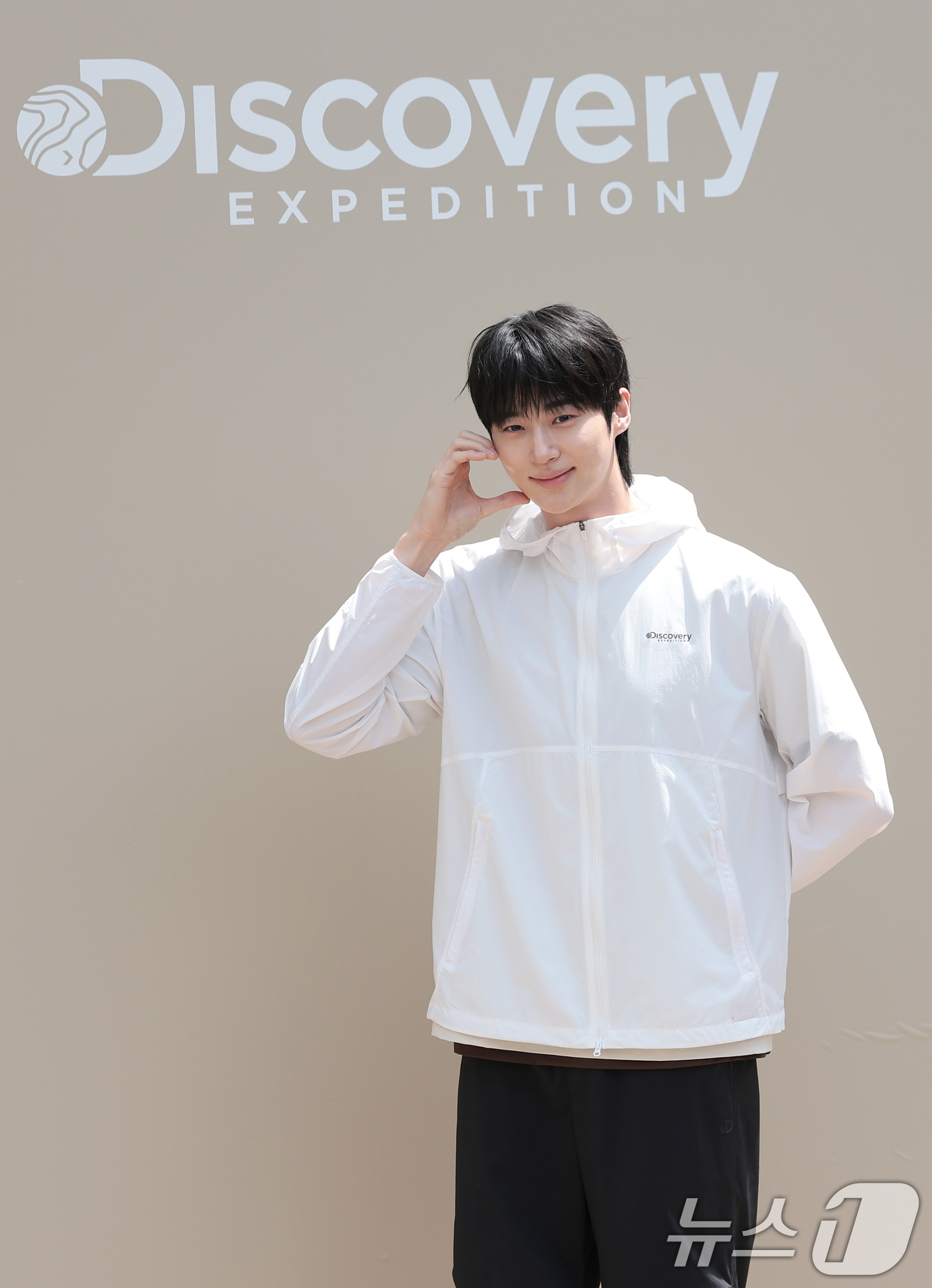 (서울=뉴스1) 권현진 기자 = 배우 변우석이 29일 서울 성동구 쎈느에서 열린 아웃도어 브랜드 디스커버리 익스페이션의 여름 시즌 브랜드 체험 행사 'DISCOVER YOUR AC …