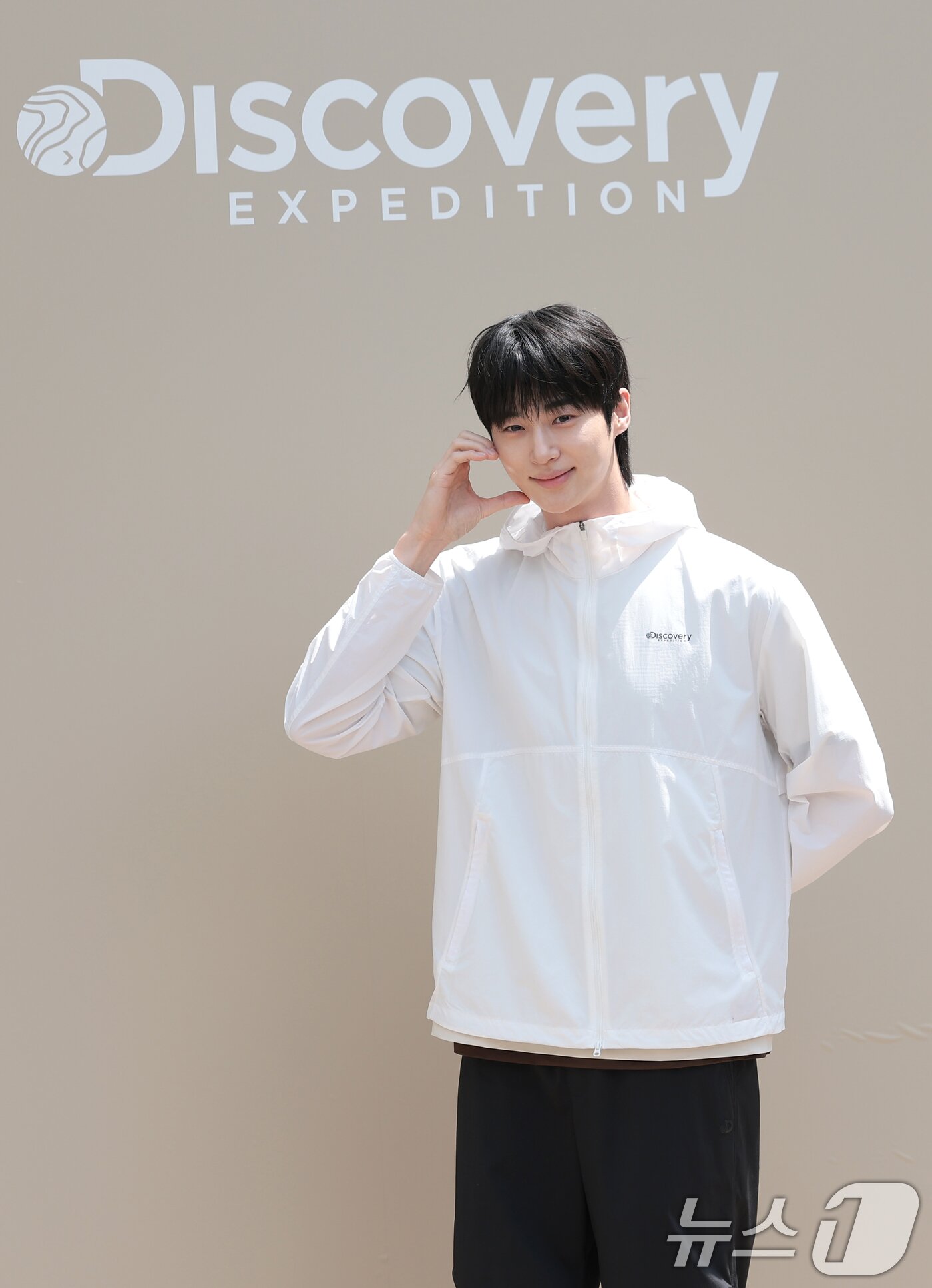 본문 이미지 - 배우 변우석이 29일 서울 성동구 쎈느에서 열린 아웃도어 브랜드 디스커버리 익스페이션의 여름 시즌 브랜드 체험 행사 'DISCOVER YOUR ACTIVE SUMMER'에 참석해 포즈를 취하고 있다. ⓒ 뉴스1 권현진 기자