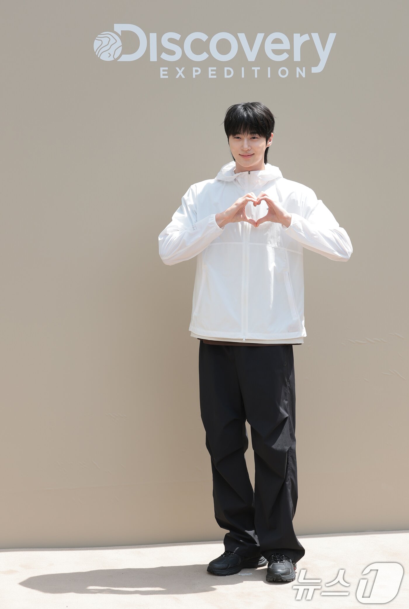 본문 이미지 - 배우 변우석이 29일 서울 성동구 쎈느에서 열린 아웃도어 브랜드 디스커버리 익스페이션의 여름 시즌 브랜드 체험 행사 'DISCOVER YOUR ACTIVE SUMMER'에 참석해 포즈를 취하고 있다. 2026.4.29 ⓒ 뉴스1 권현진 기자