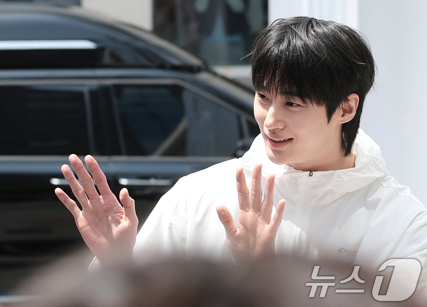 본문 이미지 - 배우 변우석이 29일 서울 성동구 쎈느에서 열린 아웃도어 브랜드 디스커버리 익스페이션의 여름 시즌 브랜드 체험 행사 'DISCOVER YOUR ACTIVE SUMMER'에 참석하고 있다. ⓒ 뉴스1 권현진 기자