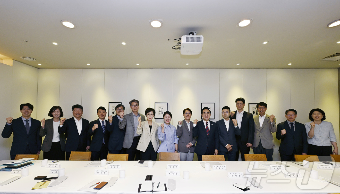 (서울=뉴스1) = 박홍근 기획예산처 장관이 29일 오후 서울 중구 컨퍼런스하우스 달개비에서 열린 재정정책자문회의 민간위원 오찬 간담회에서 참석자들과 기념 촬영을 하고 있다. (기 …