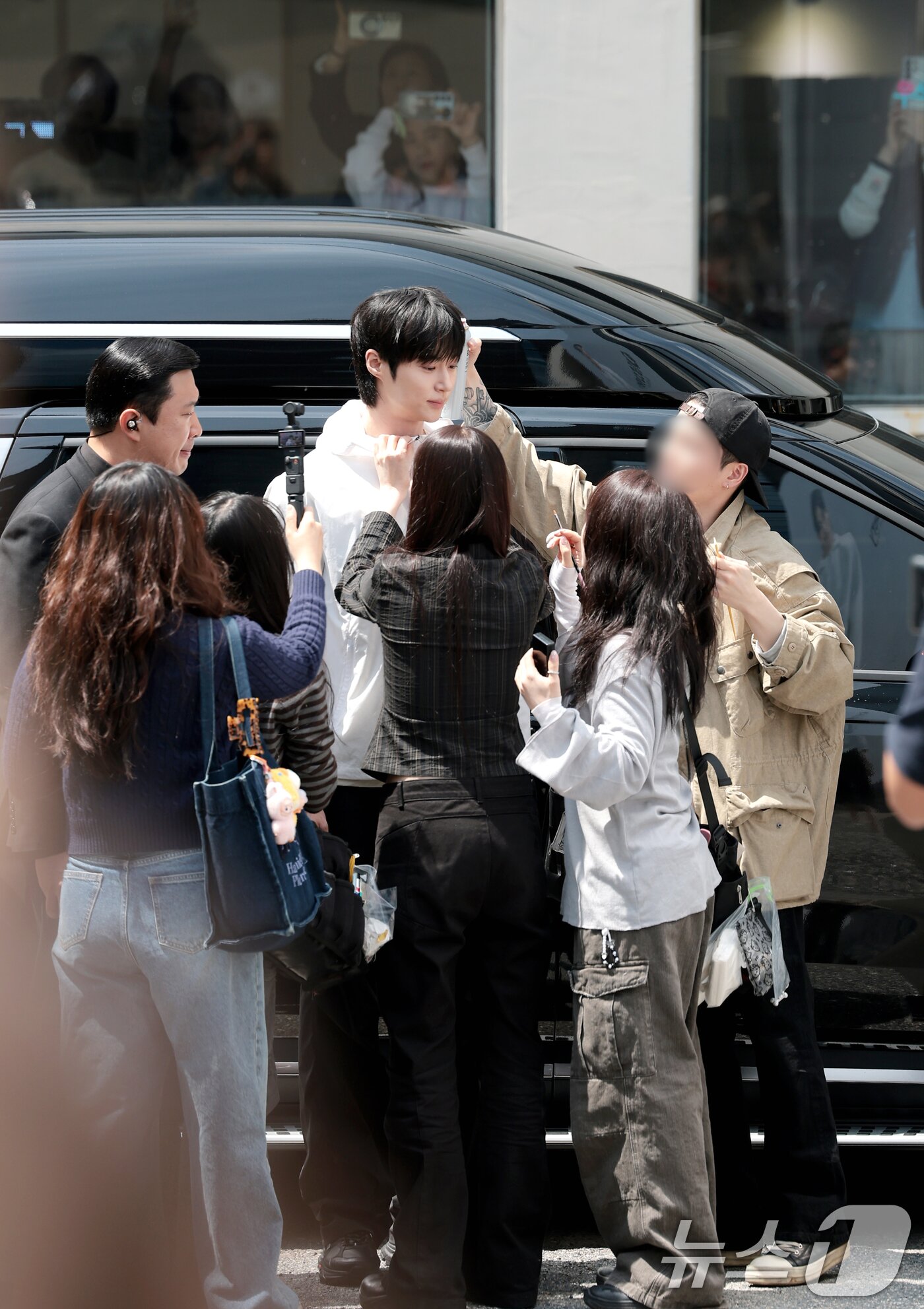 본문 이미지 - 배우 변우석이 29일 서울 성동구 쎈느에서 열린 아웃도어 브랜드 디스커버리 익스페이션의 여름 시즌 브랜드 체험 행사 'DISCOVER YOUR ACTIVE SUMMER'에 참석해 매무새를 고치고 있다.  ⓒ 뉴스1 권현진 기자