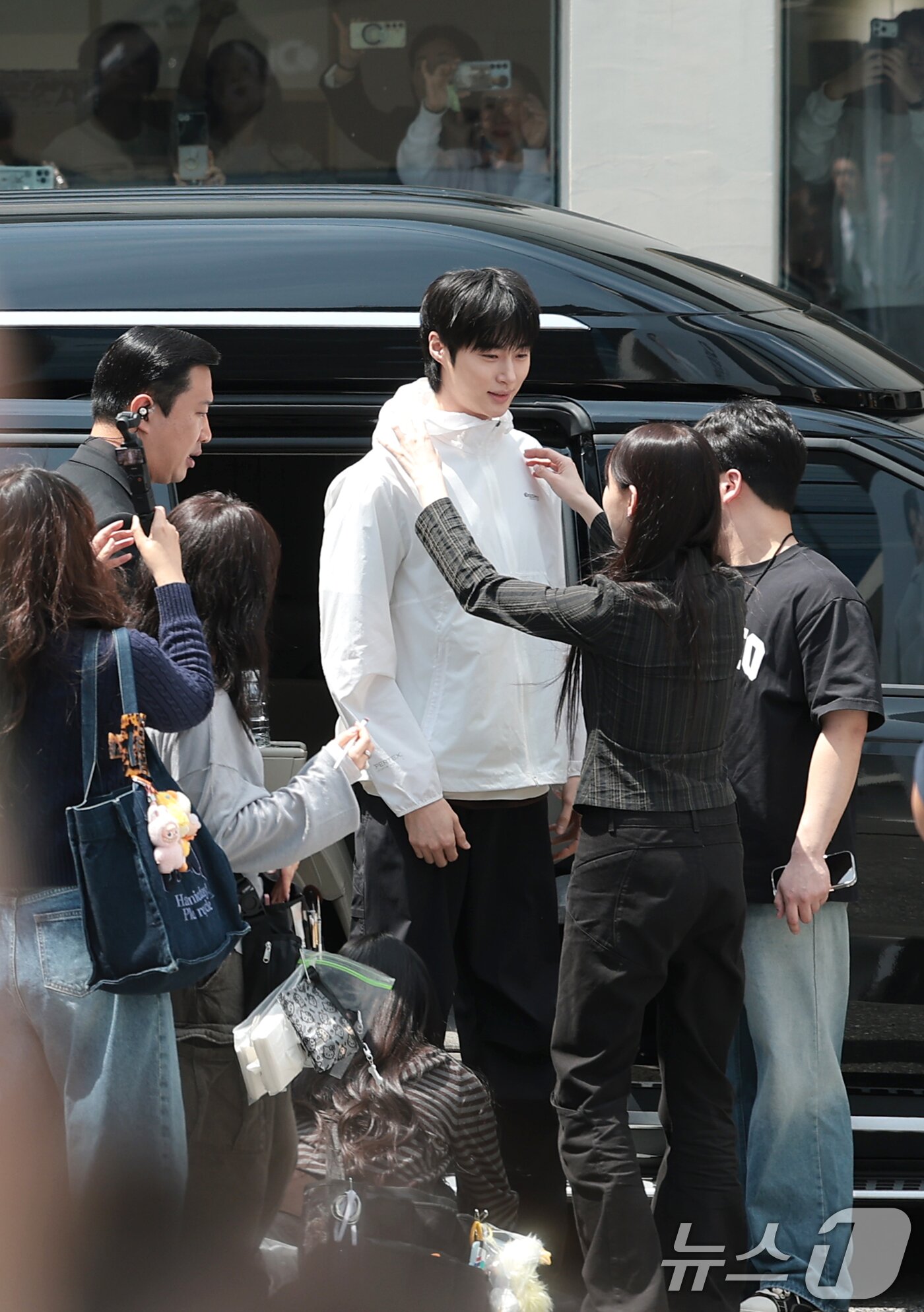 본문 이미지 - 배우 변우석이 29일 서울 성동구 쎈느에서 열린 아웃도어 브랜드 디스커버리 익스페이션의 여름 시즌 브랜드 체험 행사 'DISCOVER YOUR ACTIVE SUMMER'에 참석해 매무새를 고치고 있다. ⓒ 뉴스1 권현진 기자