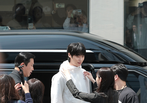 변우석 떴다! 이안대군 행차에 성수동 들썩