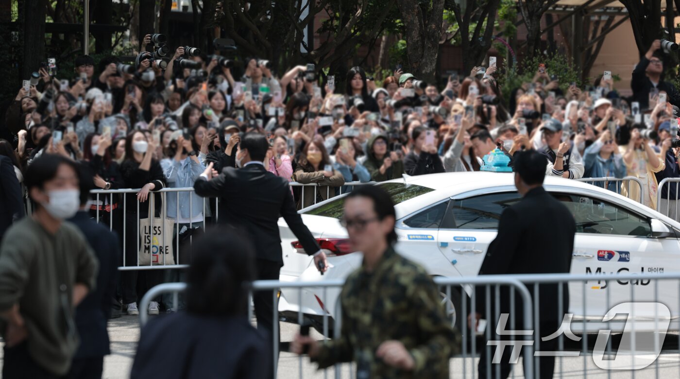 본문 이미지 - 29일 서울 성동구 쎈느 인근에는 아웃도어 브랜드 디스커버리 익스페이션의 여름 시즌 브랜드 체험 행사 'DISCOVER YOUR ACTIVE SUMMER'에 참석하는 배우 변우석을 보기위해 몰린 팬들로 인산인해를 이루고 있다. ⓒ 뉴스1 권현진 기자