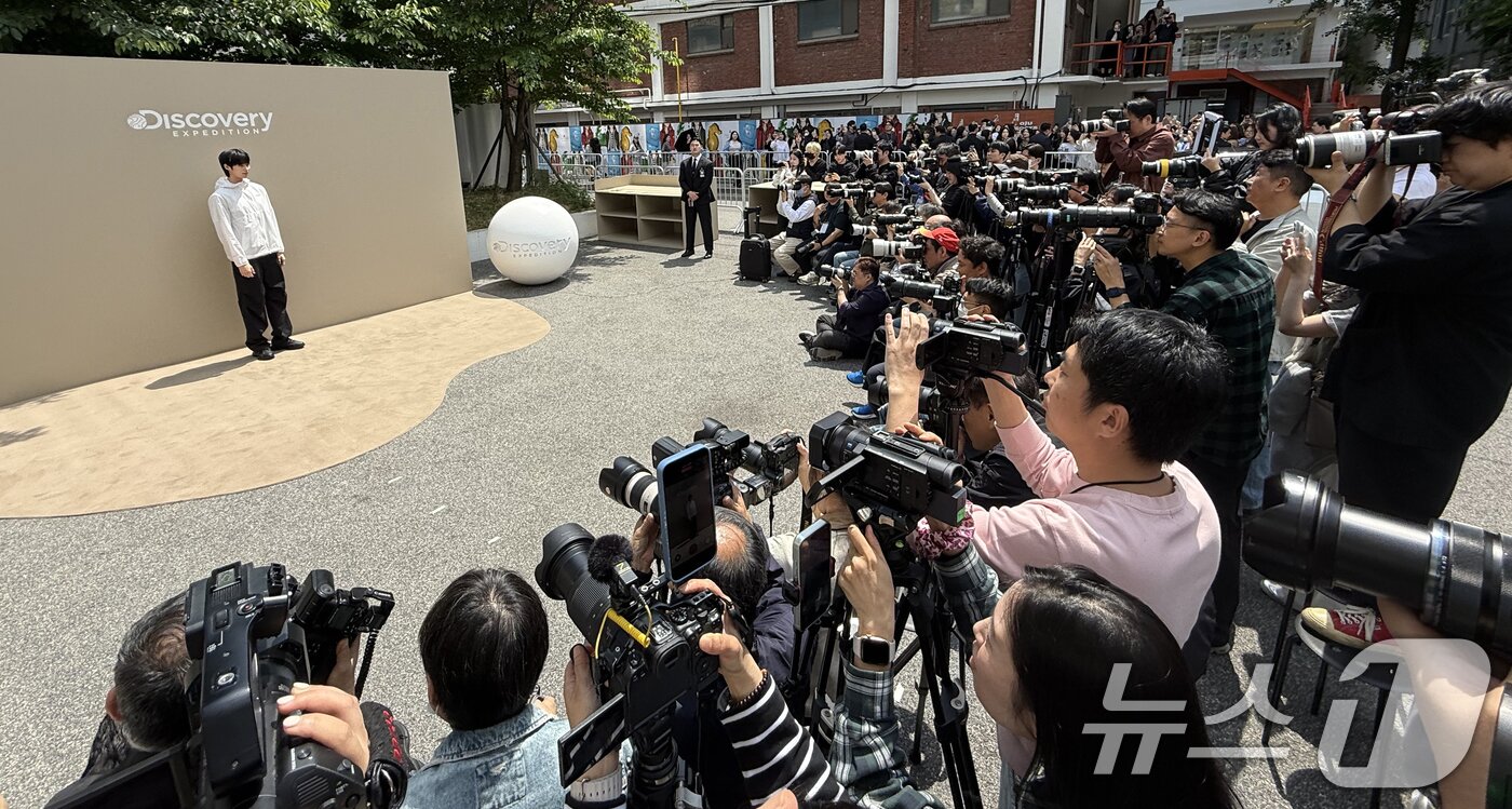 본문 이미지 - 배우 변우석이 29일 서울 성동구 쎈느에서 열린 아웃도어 브랜드 디스커버리 익스페이션의 여름 시즌 브랜드 체험 행사 'DISCOVER YOUR ACTIVE SUMMER'에 참석해 스포트라이트를 받으며 포즈를 취하고 있다. ⓒ 뉴스1 권현진 기자