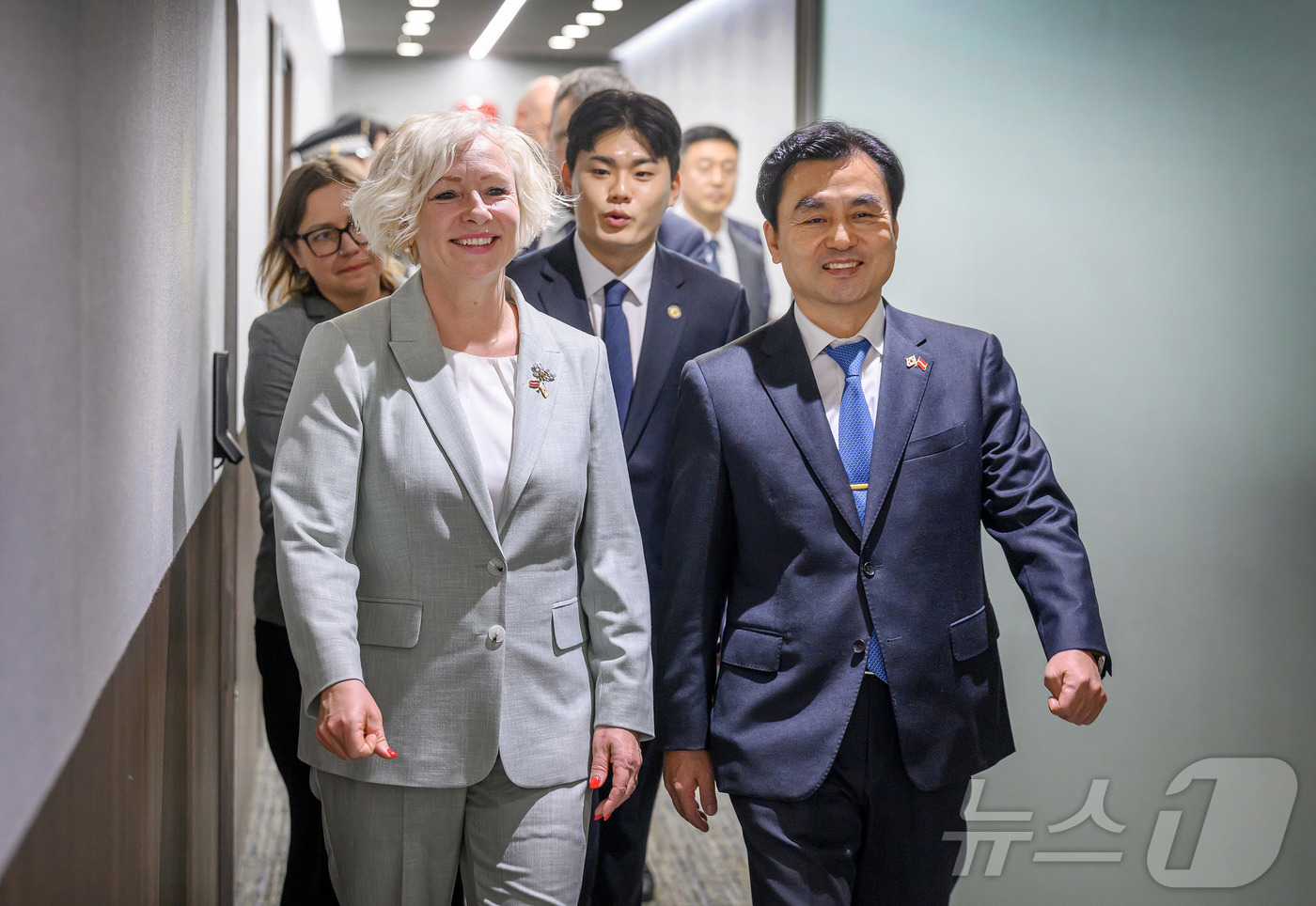 (서울=뉴스1) = 안규백 국방부 장관이 29일 오전 서울 용산구 국방부 청사에서 다이가 미에리냐 라트비아 국회의장과 접견장으로 이동하고 있다. (국방부 제공. 재판매 및 DB 금 …