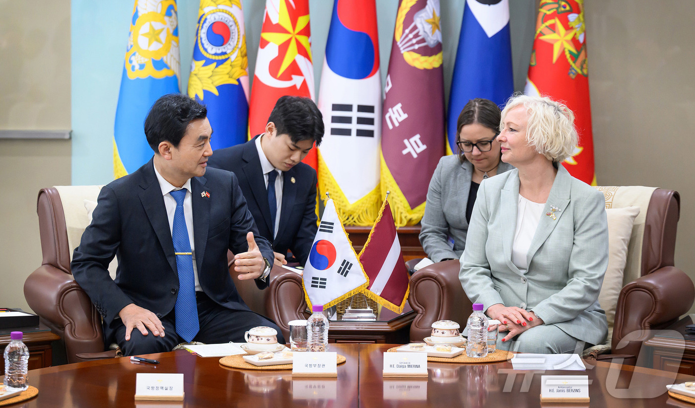 (서울=뉴스1) = 안규백 국방부 장관이 29일 오전 서울 용산구 국방부 청사에서 다이가 미에리냐 라트비아 국회의장을 접견하고 있다. (국방부 제공. 재판매 및 DB 금지)  20 …