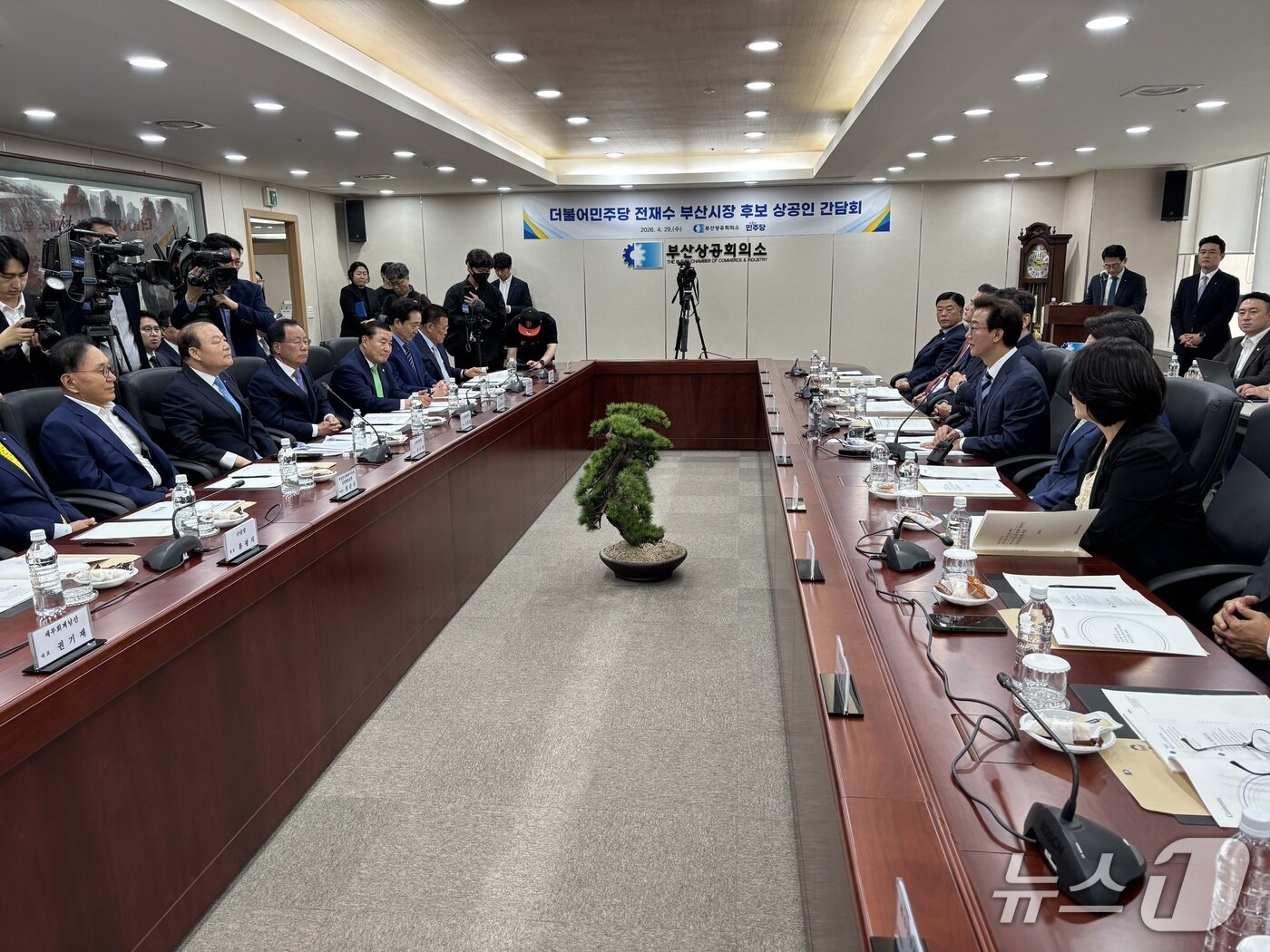 본문 이미지 - 29일 열린 부산상의와 전재수 부산시장 후보 정책간담회 모습 2026.4.29/뉴스1 홍윤 기자