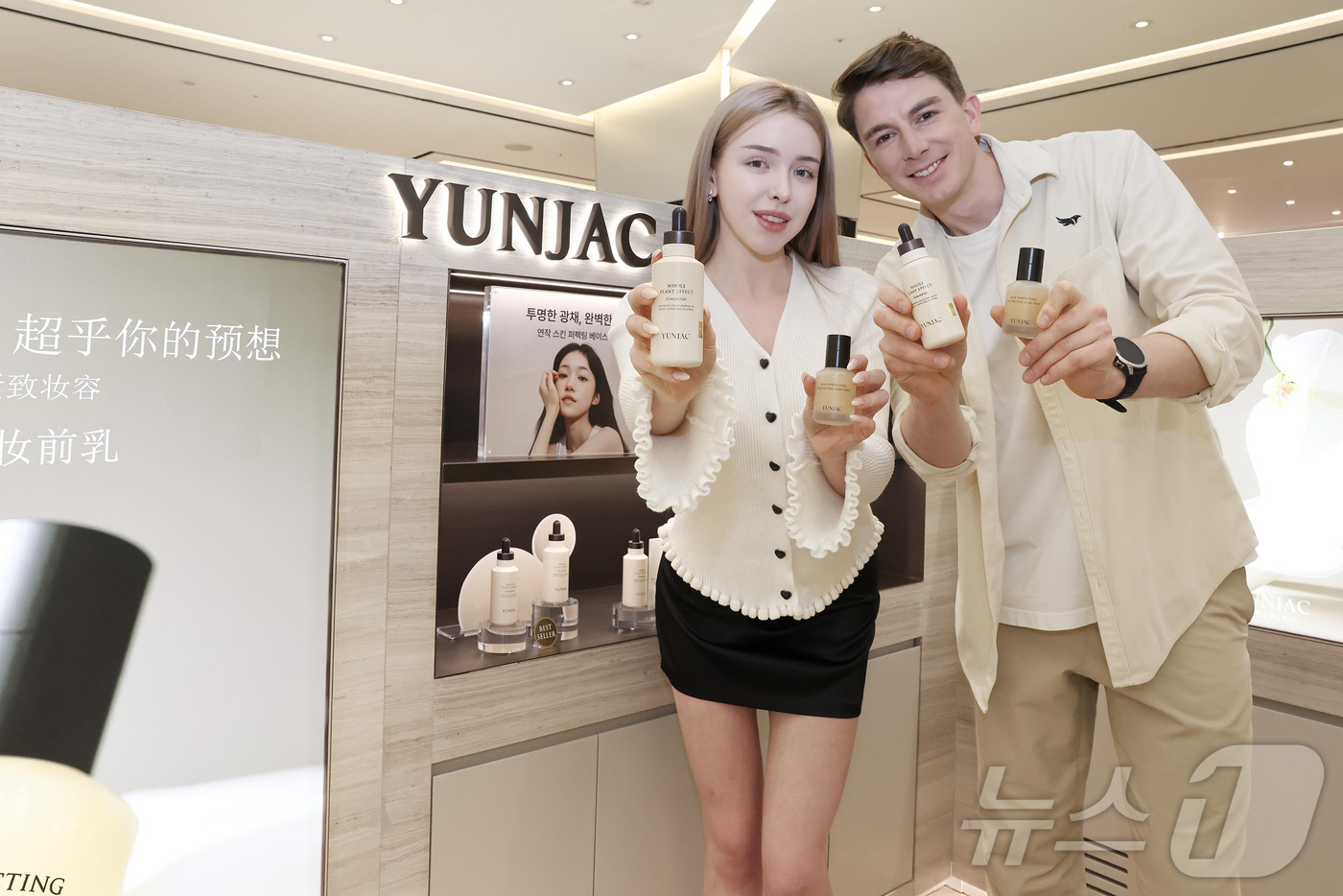 (서울=뉴스1) = 신세계가 오는 5월 5일까지 이어지는 황금 연휴를 맞이해 신세계면세점 명동점 10층 연작 매장에서 오는 5월 10일까지 할인 혜택과 함께 구매 고객 대상 증정 …