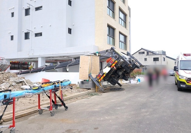 6~7m 높이 스카이차 넘어지며 여성 2명 추락…경상