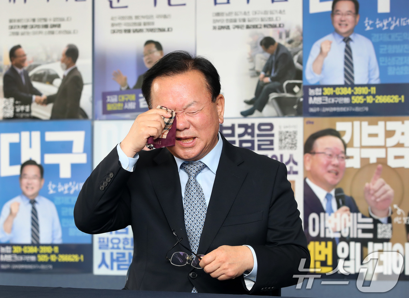 (대구=뉴스1) 공정식 기자 = 김부겸 더불어민주당 대구시장 후보가 29일 오후 대구 달서구 두류동 선거사무소에서 뉴스1과 인터뷰에 앞서 땀을 닦고 있다.6·3 지방선거가 35일 …