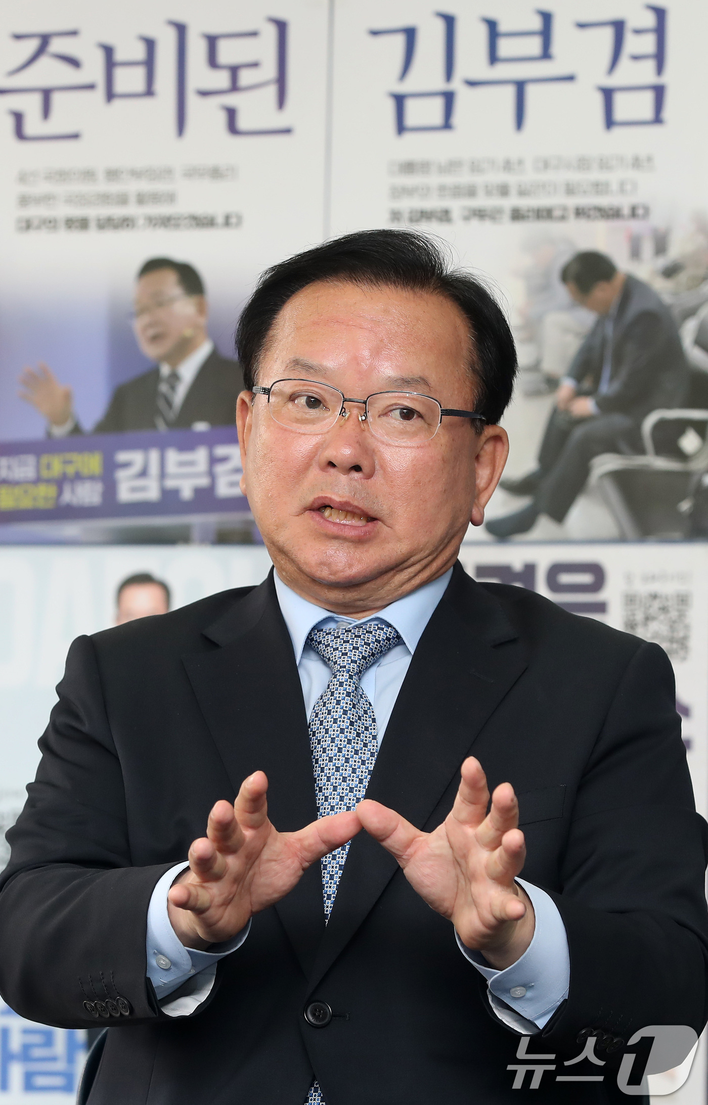 (대구=뉴스1) 공정식 기자 = 김부겸 더불어민주당 대구시장 후보가 29일 오후 대구 달서구 두류동 선거사무소에서 뉴스1과 인터뷰하며 35일 앞으로 다가온 6·3 지방선거 각오를 …