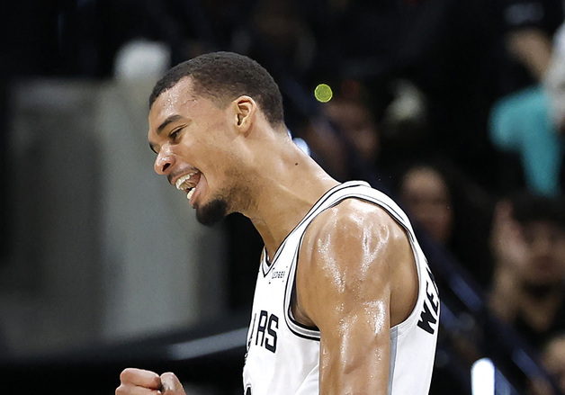 부상 털고 돌아온 웸반야마, 샌안토니오 PO 2라운드 진출 견인