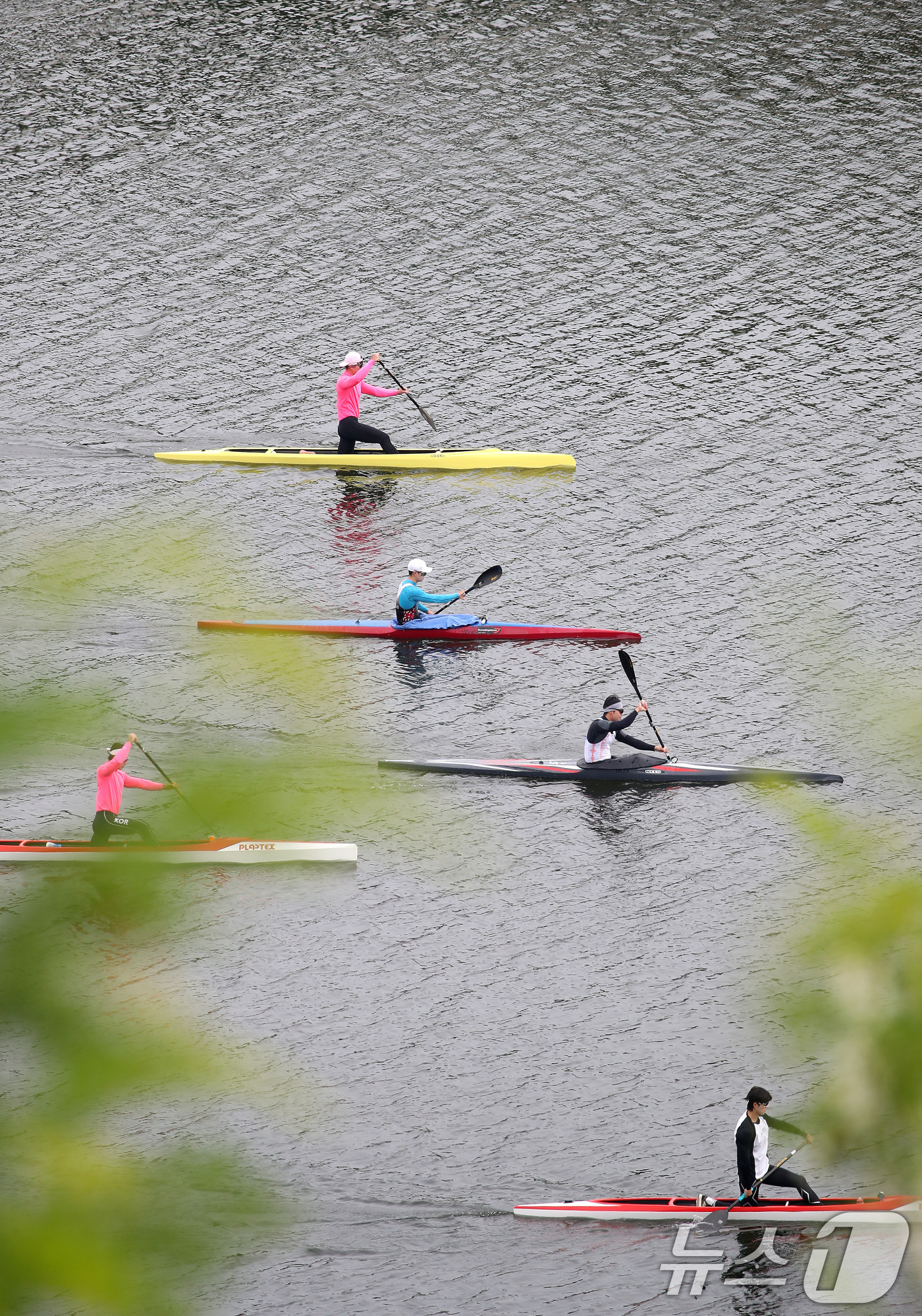 (대구=뉴스1) 공정식 기자 = 29일 대구 동구 금호강에서 카약 선수들이 힘차게 노를 저어 물살을 가르며 질주하고 있다. 2026.4.29/뉴스1