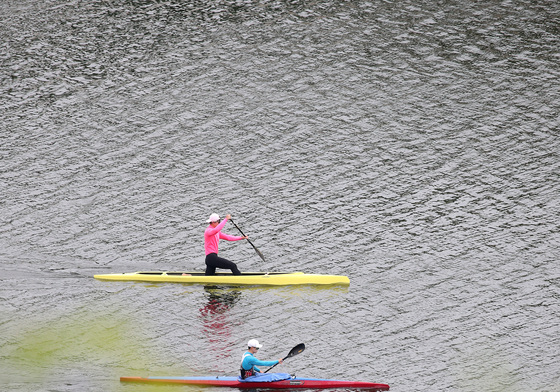 금호강 물살 가르는 카약