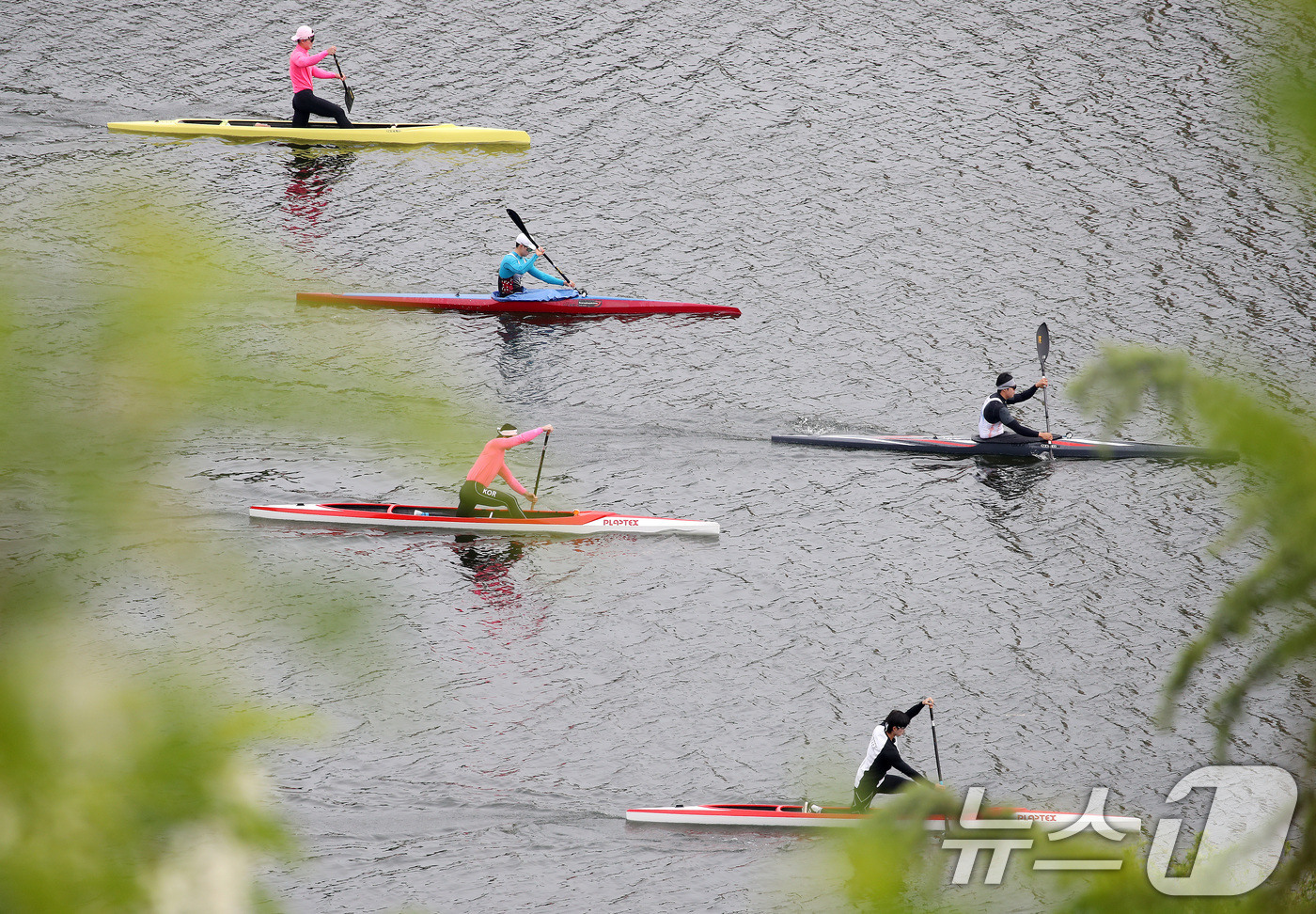(대구=뉴스1) 공정식 기자 = 29일 대구 동구 금호강에서 카약 선수들이 힘차게 노를 저어 물살을 가르며 질주하고 있다. 2026.4.29/뉴스1
