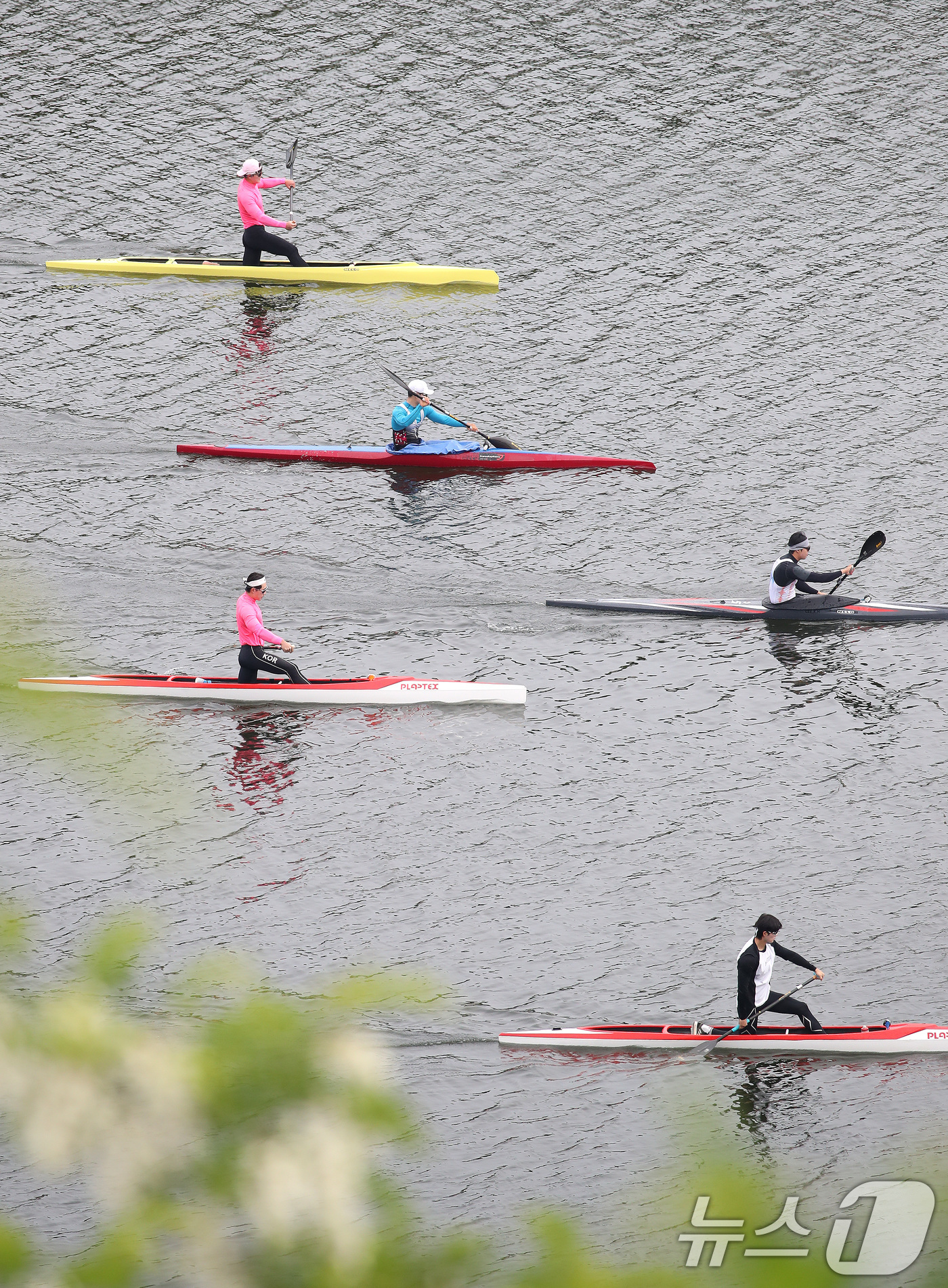 (대구=뉴스1) 공정식 기자 = 29일 대구 동구 금호강에서 카약 선수들이 힘차게 노를 저어 물살을 가르며 질주하고 있다. 2026.4.29/뉴스1