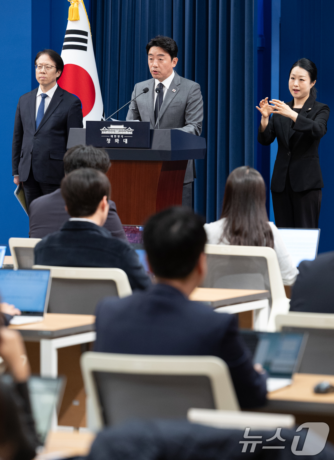 (서울=뉴스1) 이재명 기자 = 강훈식 비서실장이 29일 청와대 춘추관에서 ‘공직역량 강화’ 핵심성과 및 추진계획을 발표하고 있다. 2026.4.29/뉴스1