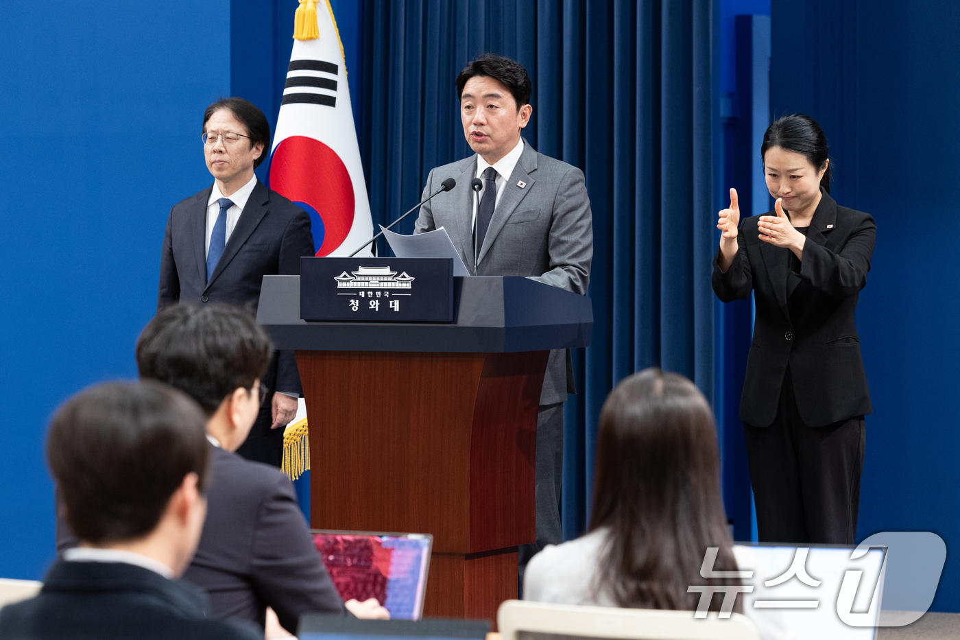 (서울=뉴스1) 이재명 기자 = 강훈식 비서실장이 29일 청와대 춘추관에서 ‘공직역량 강화’ 핵심성과 및 추진계획을 발표하고 있다. 2026.4.29/뉴스1