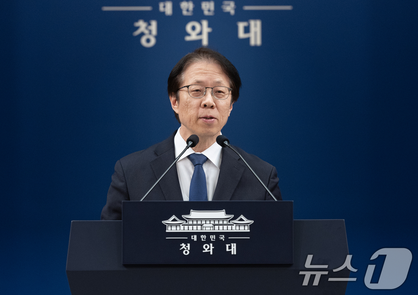 (서울=뉴스1) 이재명 기자 = 조성주 인사수석이  29일 청와대 춘추관에서 ‘공직역량 강화’ 핵심성과 및 추진계획 관련 취재진 질문에 답변하고 있다. 2026.4.29/뉴스1