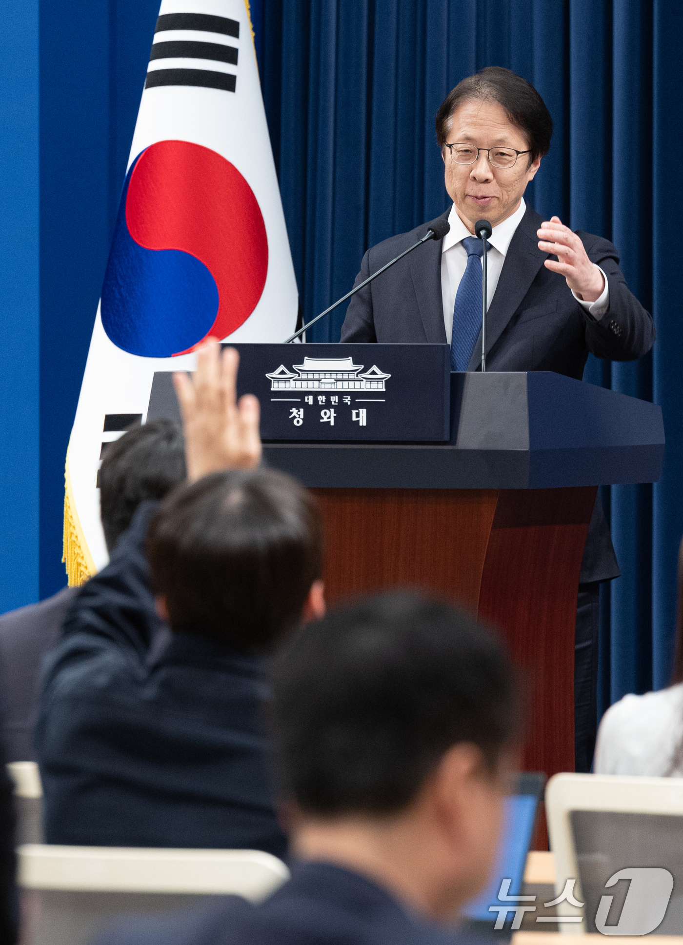 (서울=뉴스1) 이재명 기자 = 조성주 인사수석이  29일 청와대 춘추관에서 ‘공직역량 강화’ 핵심성과 및 추진계획 관련 취재진 질문을 받고 있다. 2026.4.29/뉴스1