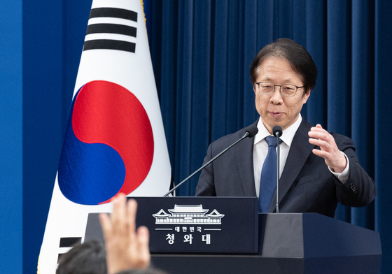 취재진 질문 받는 조성주 인사수석