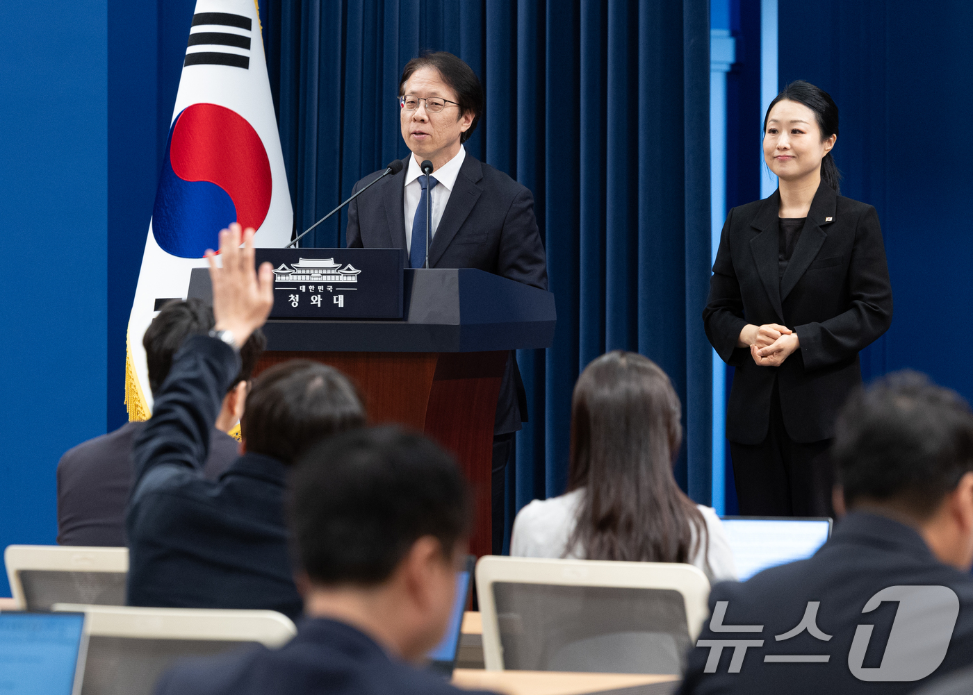 (서울=뉴스1) 이재명 기자 = 조성주 인사수석이  29일 청와대 춘추관에서 ‘공직역량 강화’ 핵심성과 및 추진계획 관련 취재진 질문을 받고 있다. 2026.4.29/뉴스1