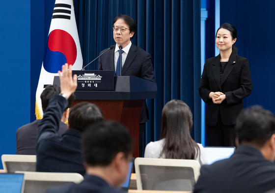 취재진 질문 받는 조성주 인사수석