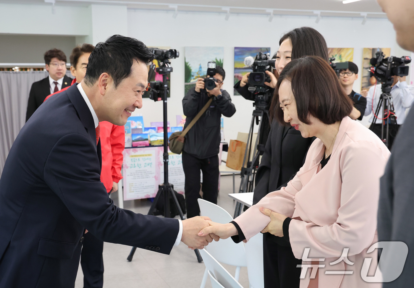 (서울=뉴스1) 신웅수 기자 = 장동혁 국민의힘 대표가 29일 서울 서대문구 카페폭포에서 열린 생활 밀착형 청년 공약 간담회에서 참석자들과 인사하고 있다. 2026.4.29/뉴스1 …