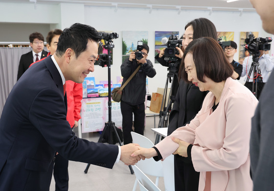 인사나누는 장동혁 대표