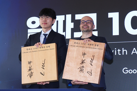 신진서 9단과 친선대국 마친 하사비스 CEO