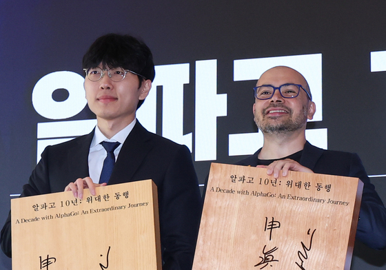 신진서 9단과 친선대국 마친 하사비스 CEO