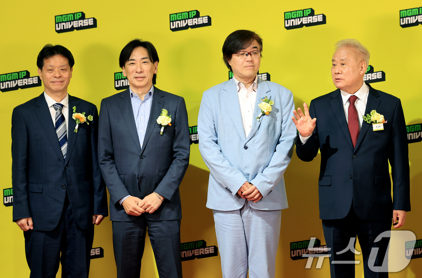 (서울=뉴스1) 이호윤 기자 = 홍성열 마리오아울렛 회장(오른쪽부터)과 코이누마 히사시 코에이 테크모 게임스 대표, 우츠미 슈지 세가 대표, 키타세 요시노리 스퀘어 에닉스 프로듀서 …