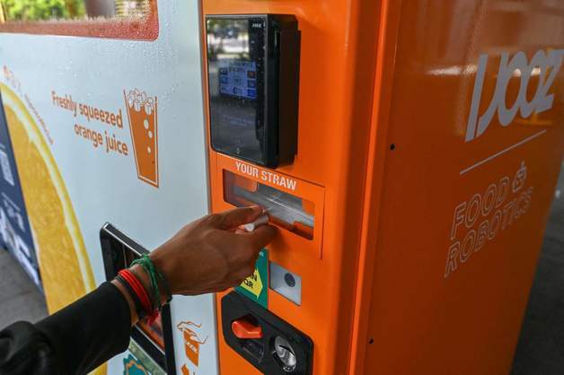 싱가포르서 입댄 빨대 자판기 도로 넣은 佛10대…징역 2년형 위기