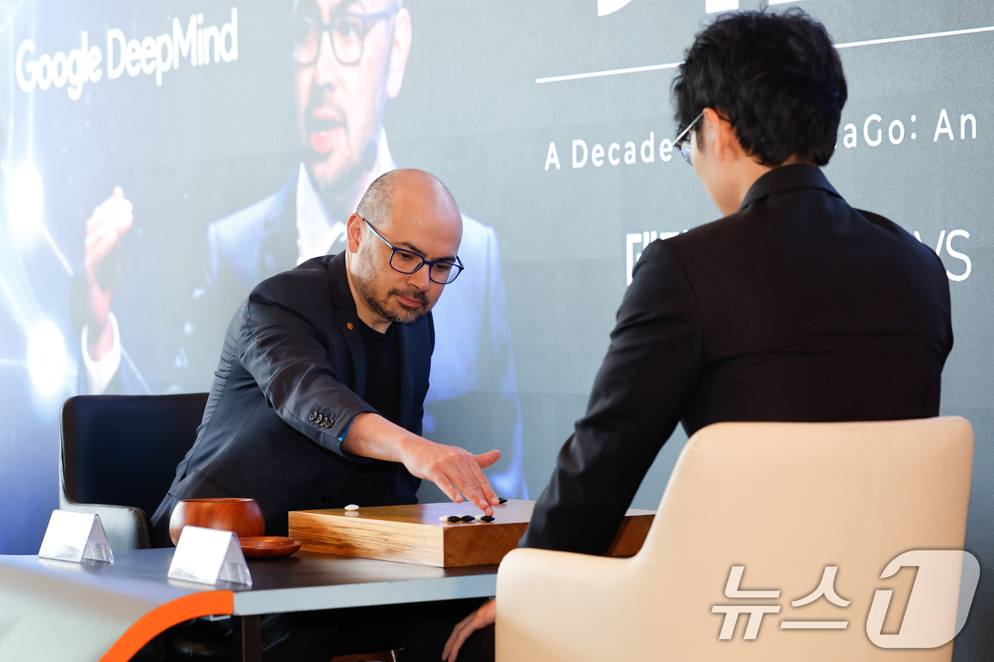 (서울=뉴스1) 안은나 기자 = 데미스 하사비스 구글 딥마인드 공동 창업자 및 CEO와 신진서 9단이 29일 서울 중구 웨스틴조선호텔에서 '알파고 10년 : 위대한 동행' 행사에 …