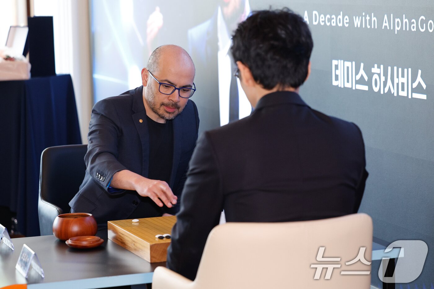 본문 이미지 - 데미스 하사비스 구글 딥마인드 공동 창업자 및 CEO와 신진서 9단이 29일 서울 중구 웨스틴조선호텔에서 '알파고 10년 : 위대한 동행' 행사에 참석해 친선대국을 펼치고 있다. 2026.4.29 ⓒ 뉴스1 안은나 기자