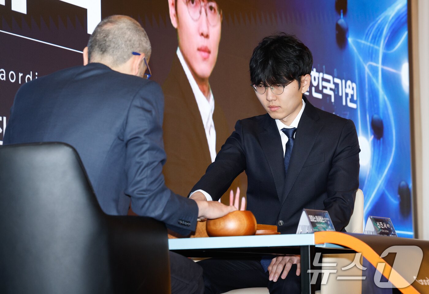 본문 이미지 - 데미스 하사비스 구글 딥마인드 공동 창업자 및 CEO와 신진서 9단이 29일 서울 중구 웨스틴조선호텔에서 '알파고 10년 : 위대한 동행' 행사에 참석해 친선대국을 펼치고 있다. 2026.4.29 ⓒ 뉴스1 안은나 기자