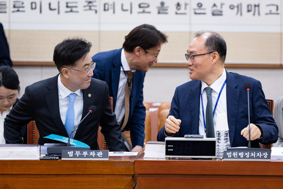 대화 나누는 이진수 법무부 차관과 기우종 법원행정처 차장