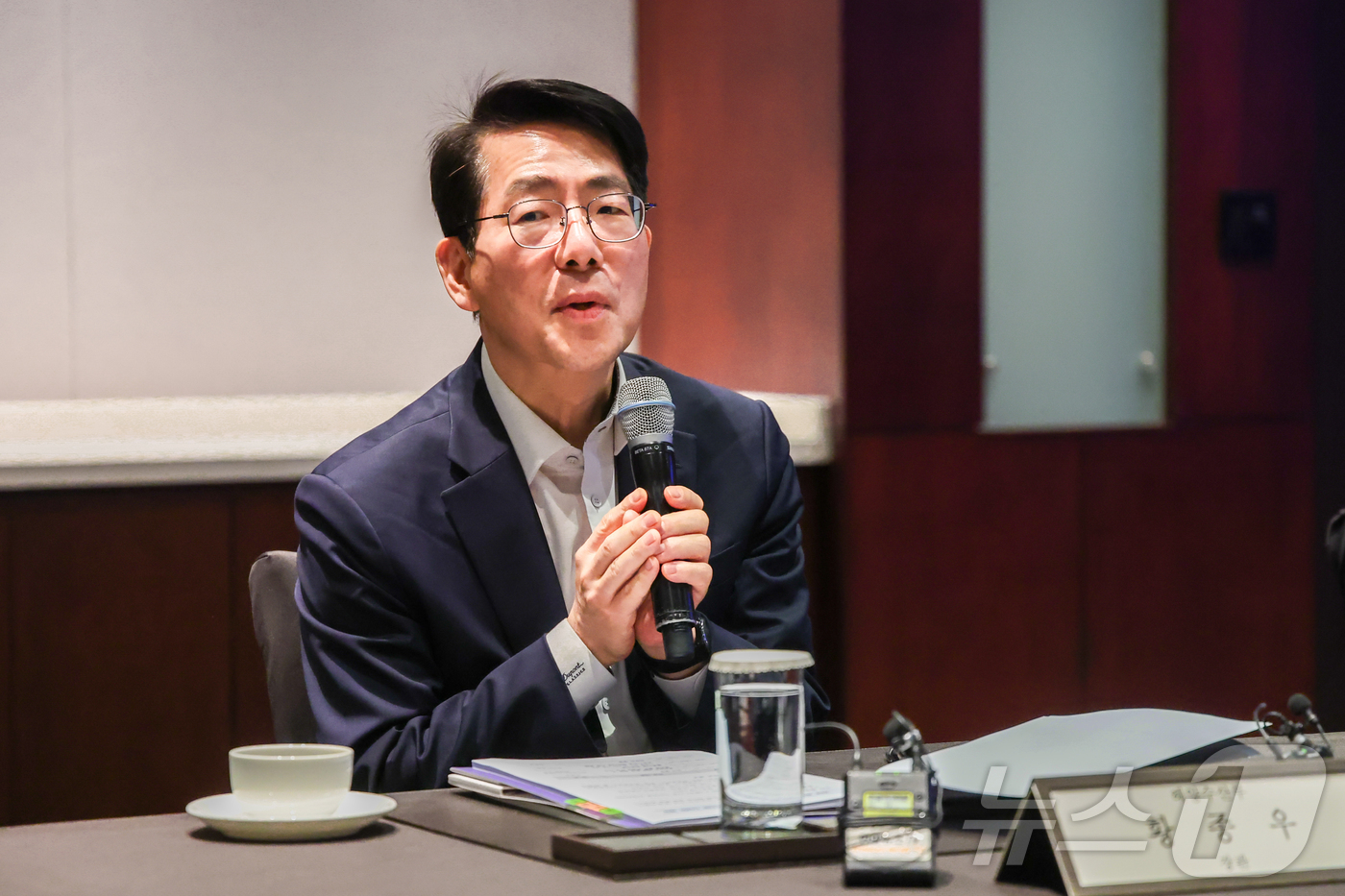 (서울=뉴스1) 이종수 인턴기자 = 황종우 해양수산부 장관이 29일 서울 중구 신라호텔 라일락룸에서 열린 ‘K-물류 협의체(TF) 및 수출입 물류지원 간담회’에서 발언하고 있다. …