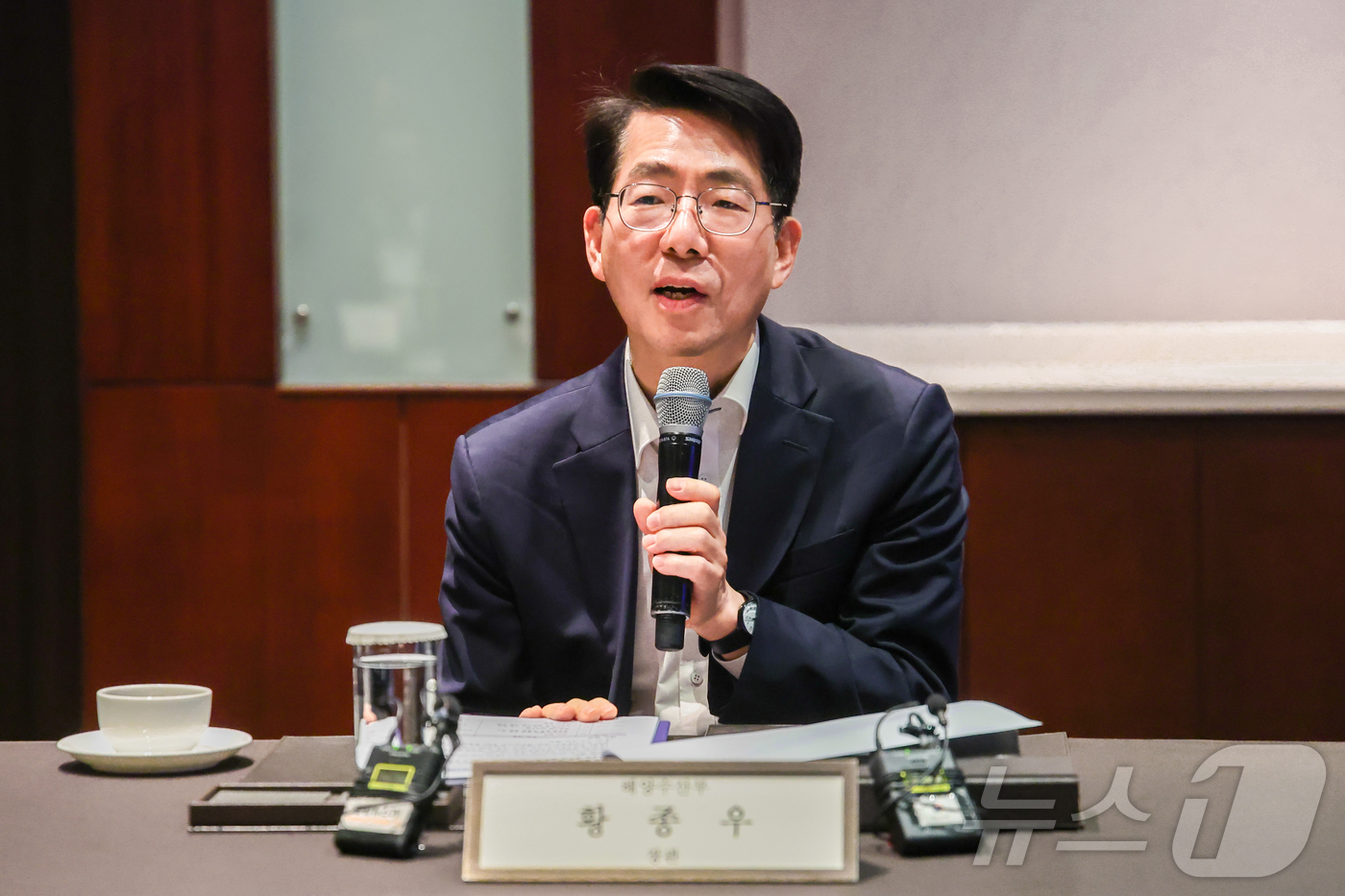 (서울=뉴스1) 이종수 인턴기자 = 황종우 해양수산부 장관이 29일 서울 중구 신라호텔 라일락룸에서 열린 ‘K-물류 협의체(TF) 및 수출입 물류지원 간담회’에서 발언하고 있다. …