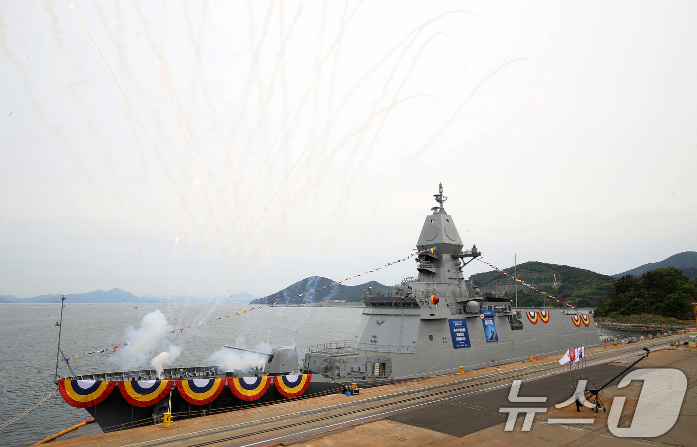 (고성=뉴스1) 윤일지 기자 = 29일 오후 경남 고성군 동해면 SK오션플랜트에서 3600톤급 최신예 호위함인 울산급(Batch-Ⅲ) 4번함 '제주함' 진수식이 열리고 있다.제주함 …