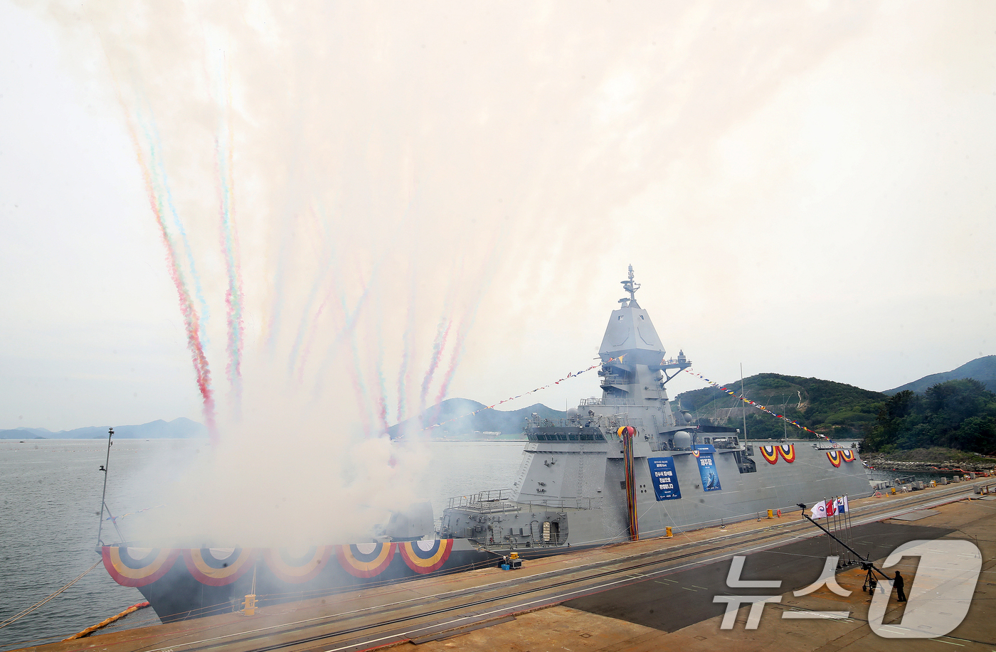 (고성=뉴스1) 윤일지 기자 = 29일 오후 경남 고성군 동해면 SK오션플랜트에서 3600톤급 최신예 호위함인 울산급(Batch-Ⅲ) 4번함 '제주함' 진수식이 열리고 있다.제주함 …