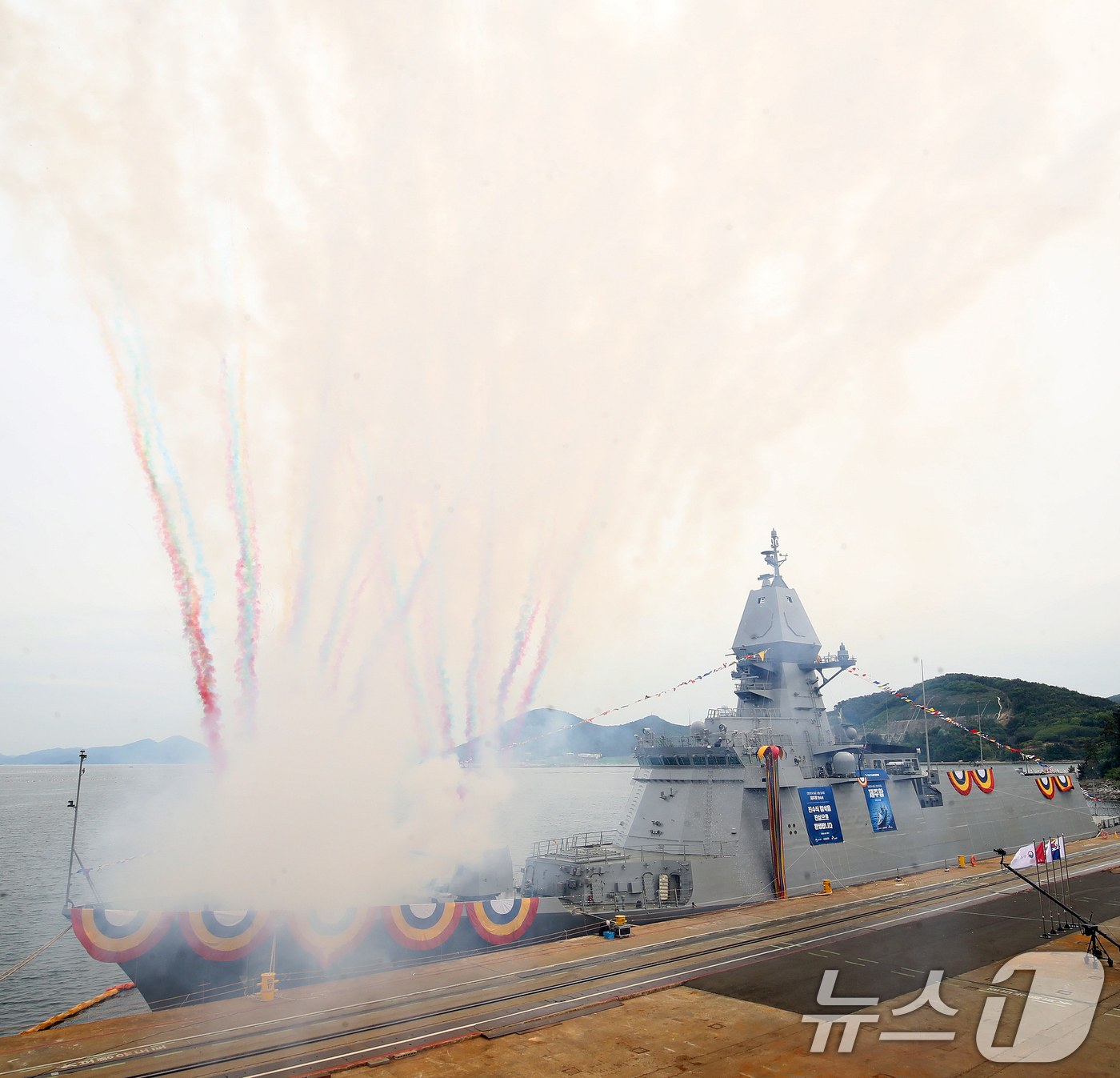 (고성=뉴스1) 윤일지 기자 = 29일 오후 경남 고성군 동해면 SK오션플랜트에서 3600톤급 최신예 호위함인 울산급(Batch-Ⅲ) 4번함 '제주함' 진수식이 열리고 있다.제주함 …