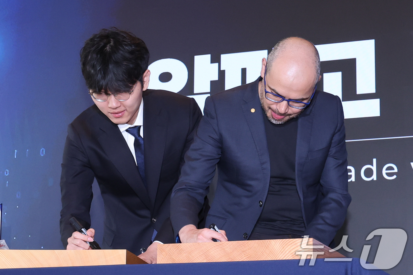 (서울=뉴스1) 안은나 기자 = 데미스 하사비스 구글 딥마인드 공동 창업자 및 CEO와 신진서 9단이 29일 서울 중구 웨스틴조선호텔에서 '알파고 10년 : 위대한 동행' 행사에 …