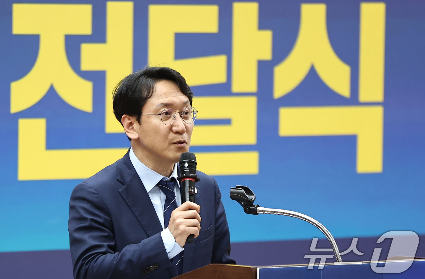 (서울=뉴스1) 김도우 기자 = 천준호 더불어민주당 원내대표 직무대행이 29일 서울 여의도 국회에서 열린 6.3 지방선거 소상공인 정책전달식에서 축사를 하고 있다. 2026.4.2 …