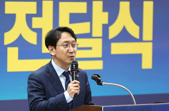 與, 지선 앞두고 소상공인 표심 공략…"한국 경제 버팀목"