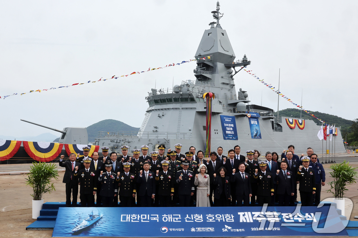 (고성=뉴스1) 윤일지 기자 = 29일 오후 경남 고성군 동해면 SK오션플랜트에서 열린 3600톤급 최신예 호위함인 울산급(Batch-Ⅲ) 4번함 '제주함' 진수식에서 진영승 합참 …