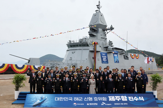 해군, 3600톤급 호위함 '제주함' 진수식 거행